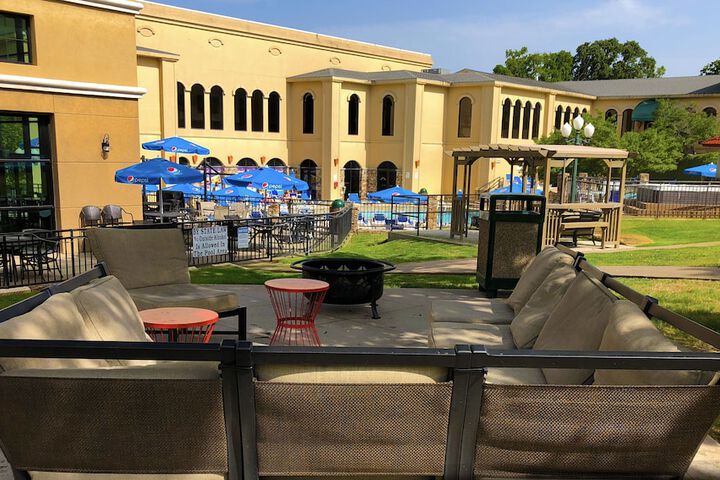 Hotel Exterior 98 of 125