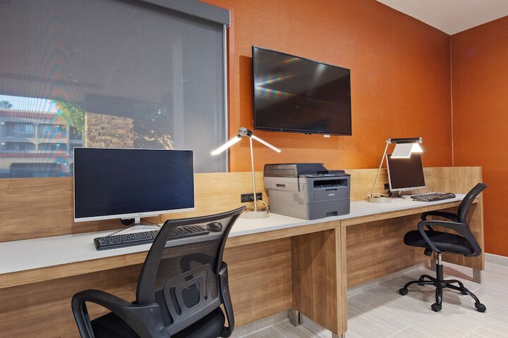 Business Center 28 of 28