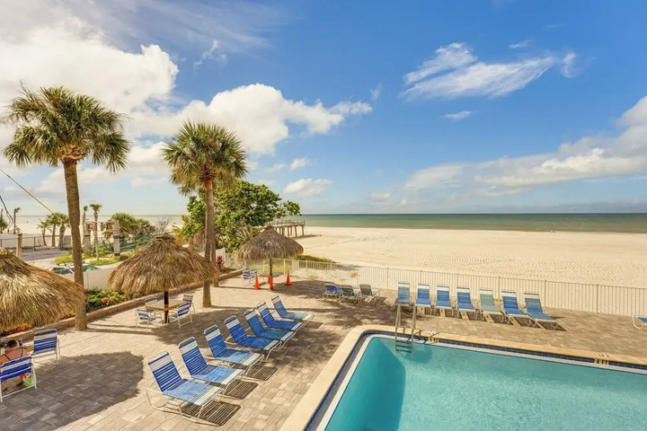Beachfront Redington Shores Condo w / Pool!