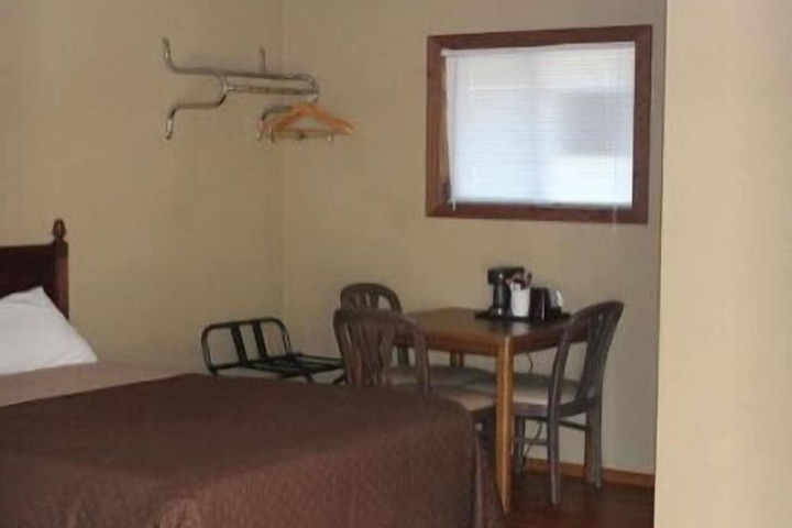Room 9 of 16
