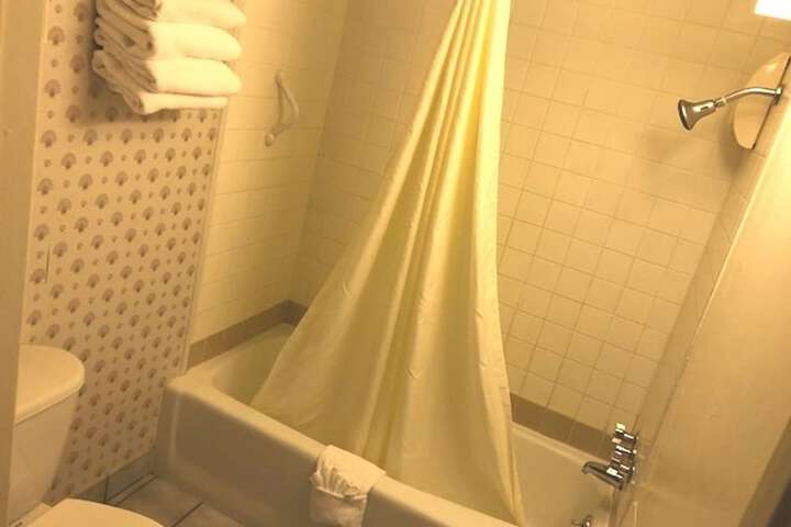 Room 32 of 46