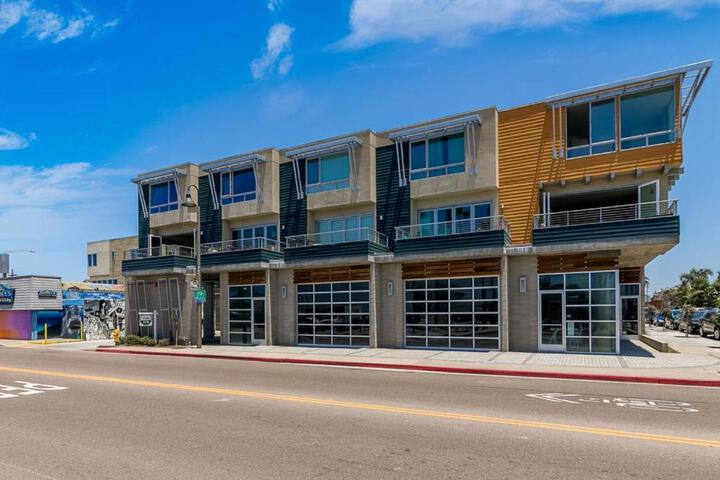 Ocean View 3 Bedrooms Condo just steps from the park, pier & water!