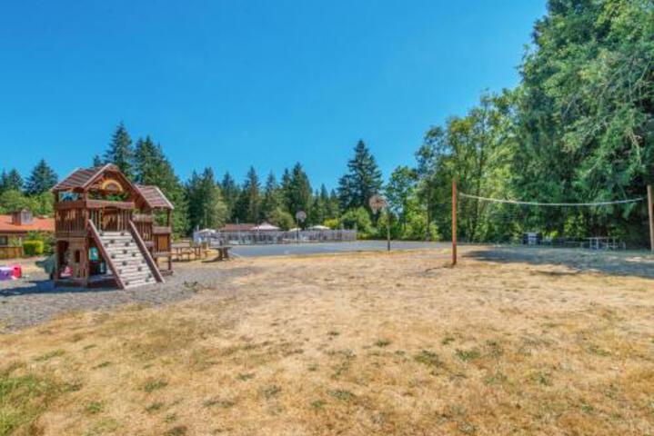 Chehalis Camping Resort Bunkhouse Cabin 6