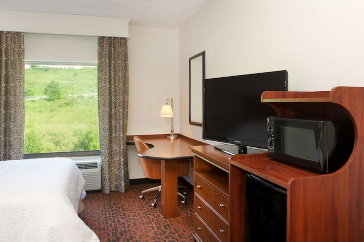 Hampton Inn & Suites Pittsburgh-Meadow Lands