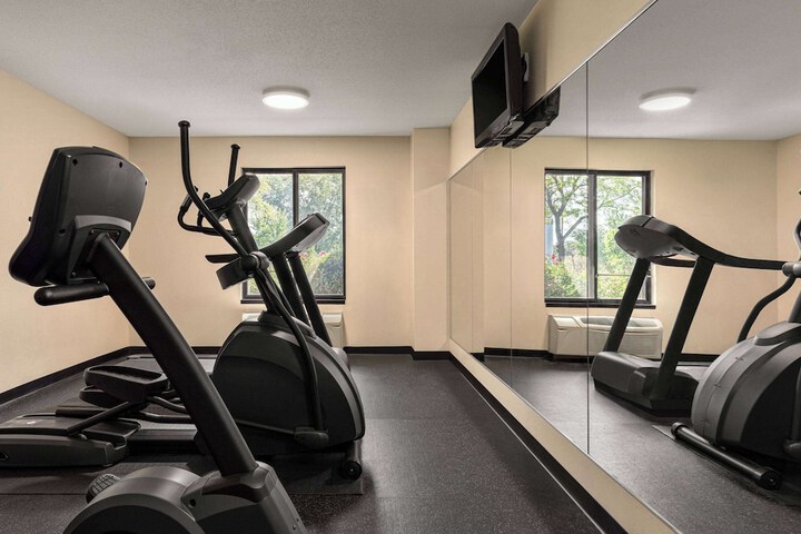 Super 8 by Wyndham Germantown / Milwaukee