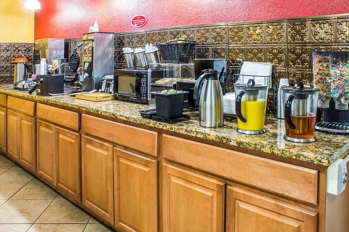 Econo Lodge Inn & Suites Walnut