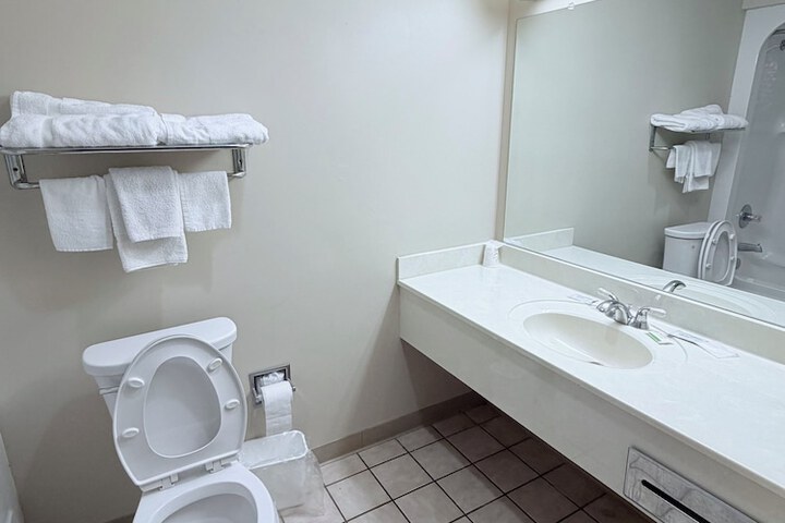 Collins Inn & Suites