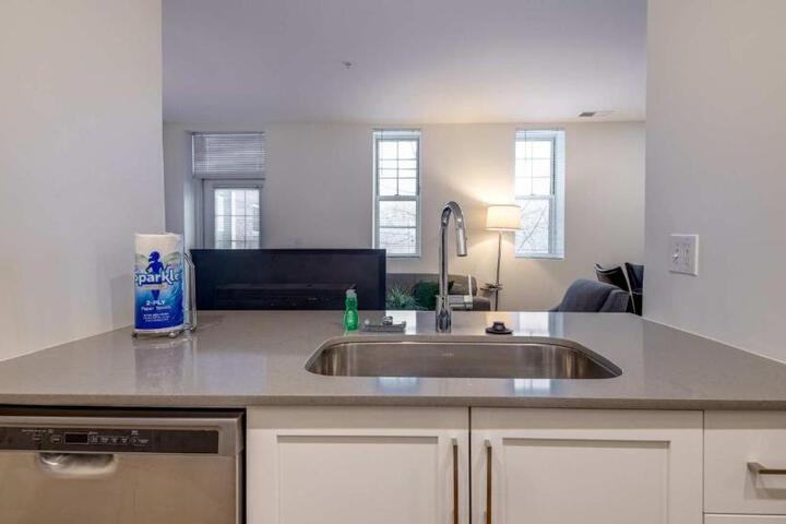 Gorgeous Apt with Kitchen