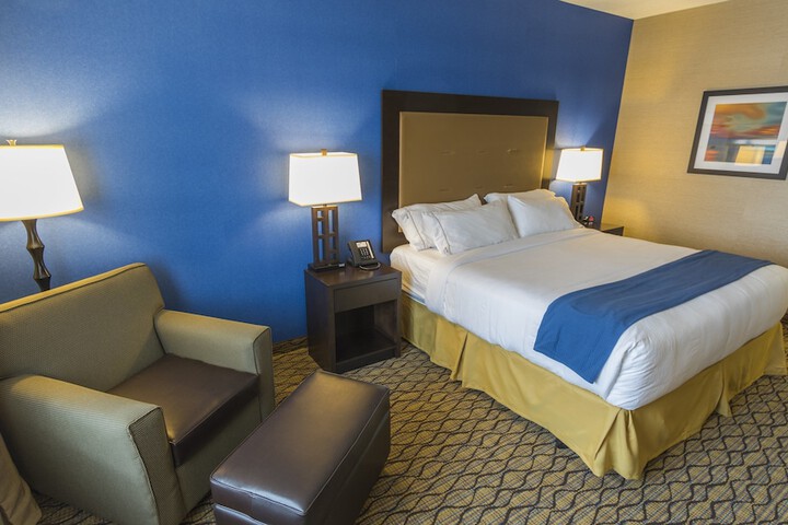 Holiday Inn Express & Suites Thunder Bay by IHG