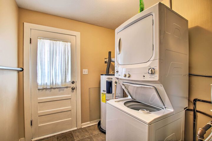 Cottage w / Yard Walk to Historic Attractions