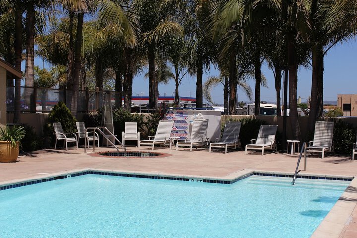 Ocairns Inn & Suites