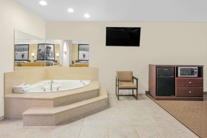 Room 8 of 15