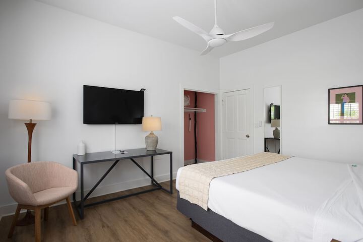 Room 27 of 77