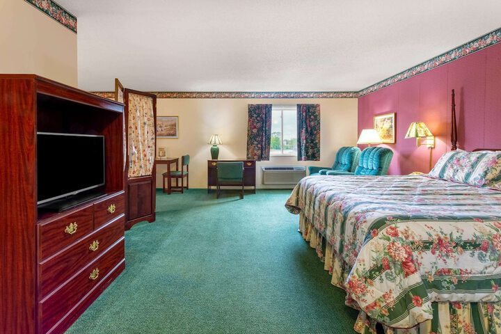Super 8 by Wyndham Reedsburg