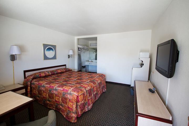 Room 8 of 33