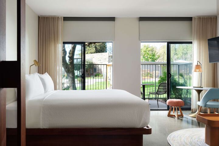 Flamingo Resort & Spa Santa Rosa Sonoma Tapestry by Hilton
