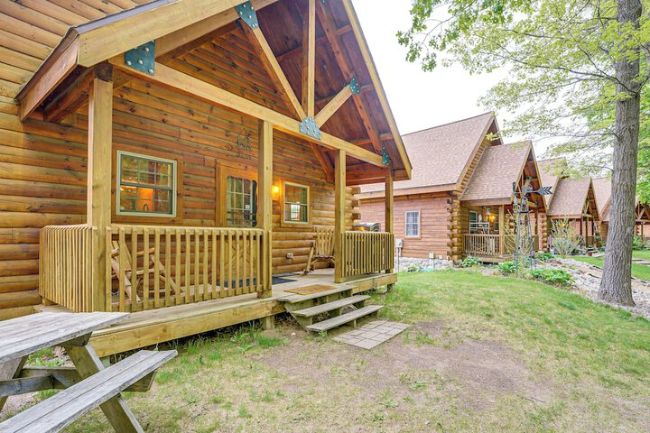 Fire Pit & Porch: Warm & Woodsy Rothbury Escape!