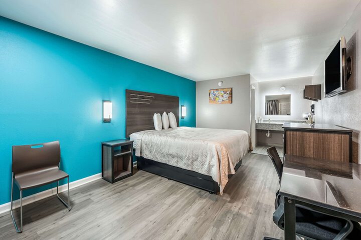 Room 11 of 18