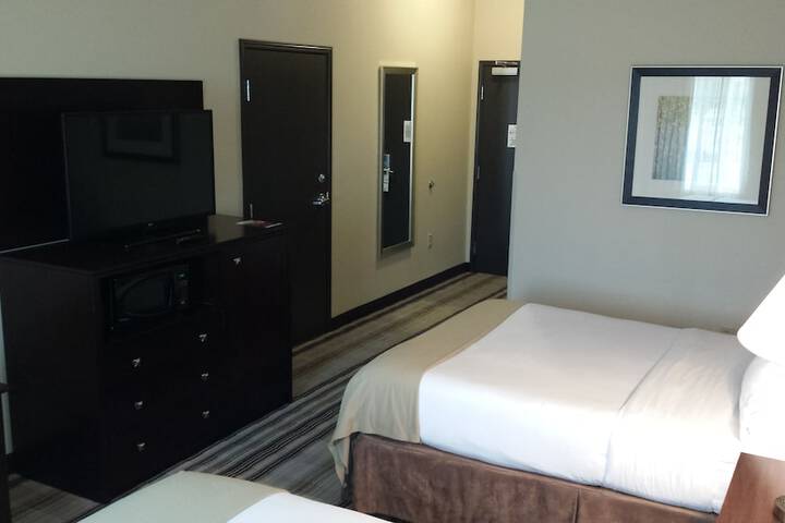 Holiday Inn Express & Suites Nevada by IHG