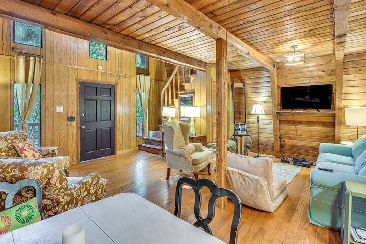 Pet-friendly Lavonia Cabin Walk to Lake Hartwell!