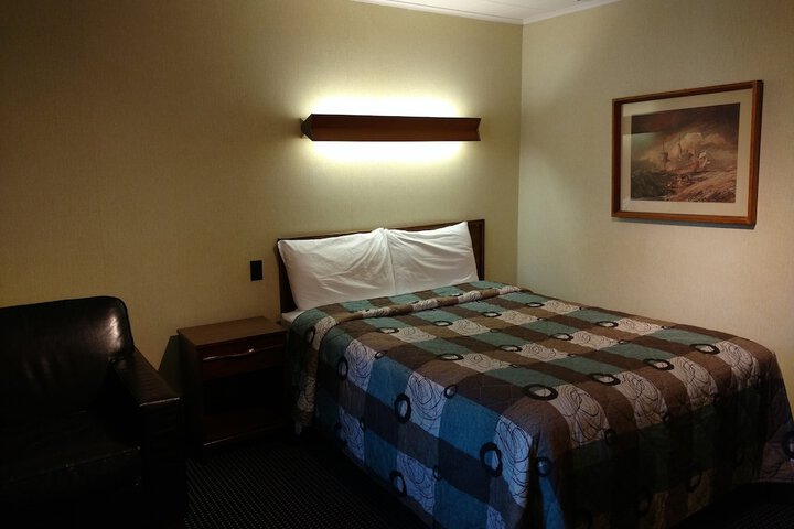 Room 8 of 16