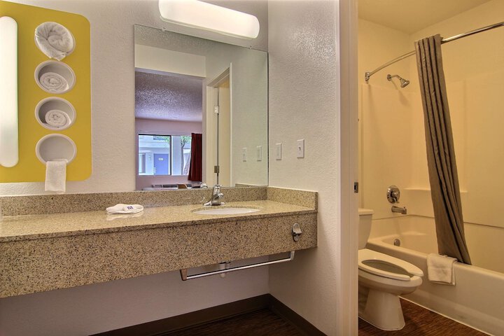 Room 25 of 29