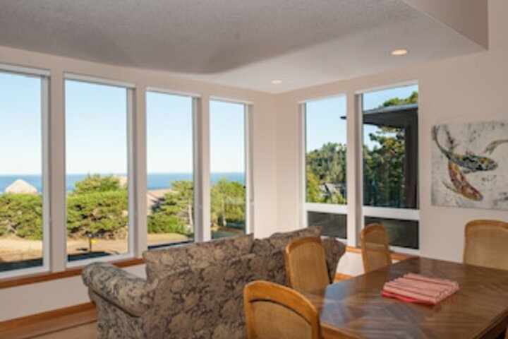Oceanside Paradise 3 Br home by RedAwning