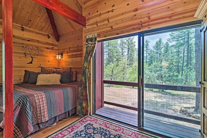 Furnished Deck: Romantic Strawberry / pine Studio!