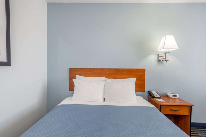 Room 13 of 27