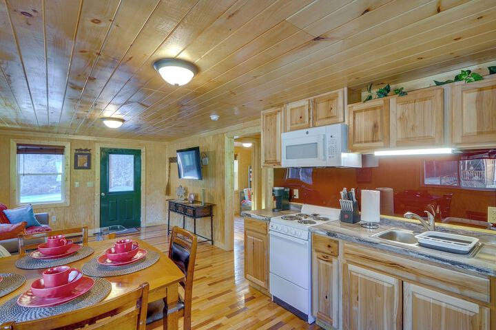 Peaceful Beattyville Cabin Near Red River Gorge!