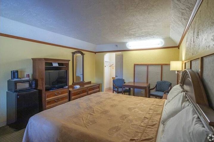 Room 8 of 11