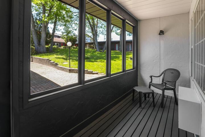 Super 8 by Wyndham Gananoque / Country Squire Resort