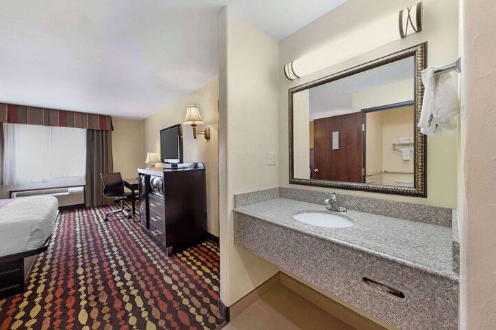 Room 10 of 28