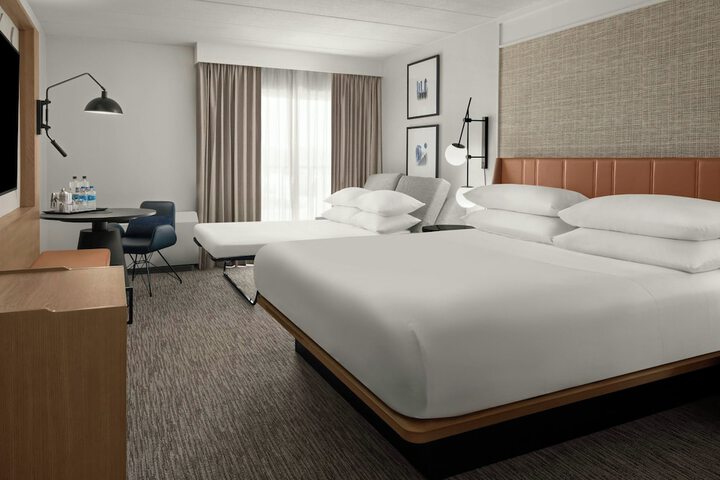 Sheraton Milwaukee Brookfield Hotel