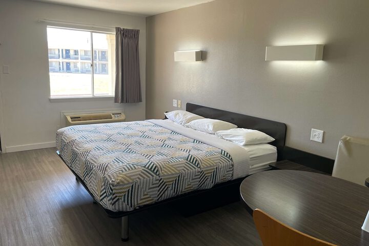 Room 11 of 19