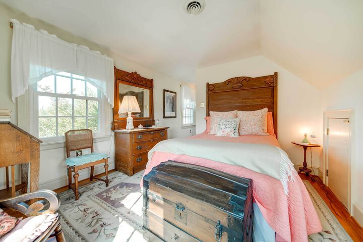 Terre Haute Manor Farmhouse w / Gardens & Deck!
