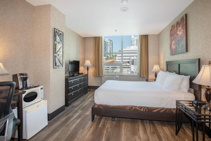 Coast Lonsdale Quay Hotel