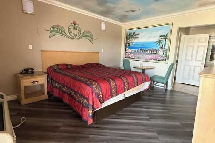Room 6 of 16