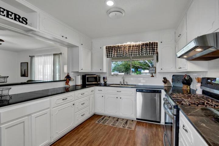 Spacious Home - Fire Pit BBQ and Outdoor Seating!