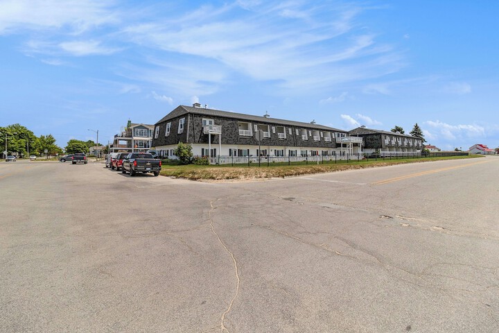 Snyders Shoreline Inn