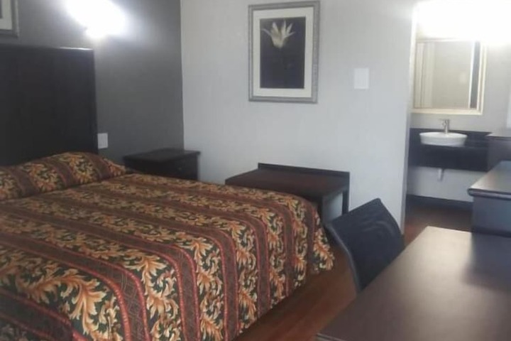 Room 6 of 9