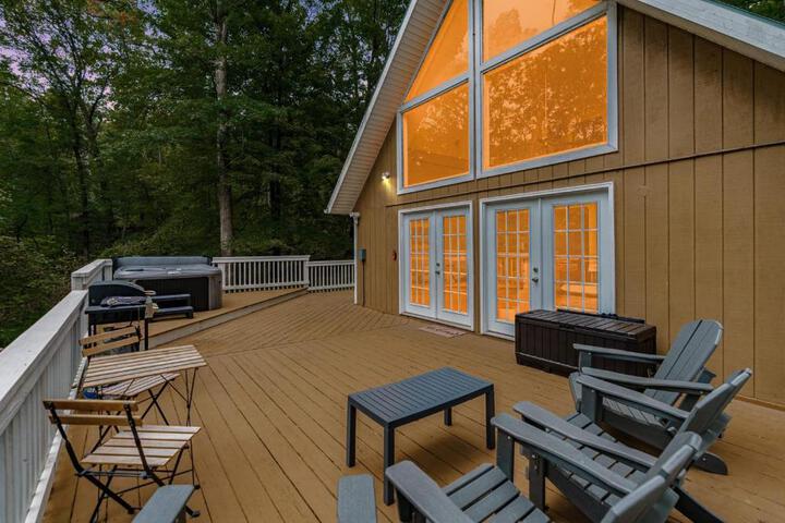 Hot Tub Fire Pit, Deck, Grill, WiFi, Dog-Friendly