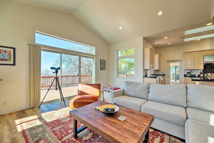 Hot Tub & Mtn Views: Peaceful Columbia Retreat!