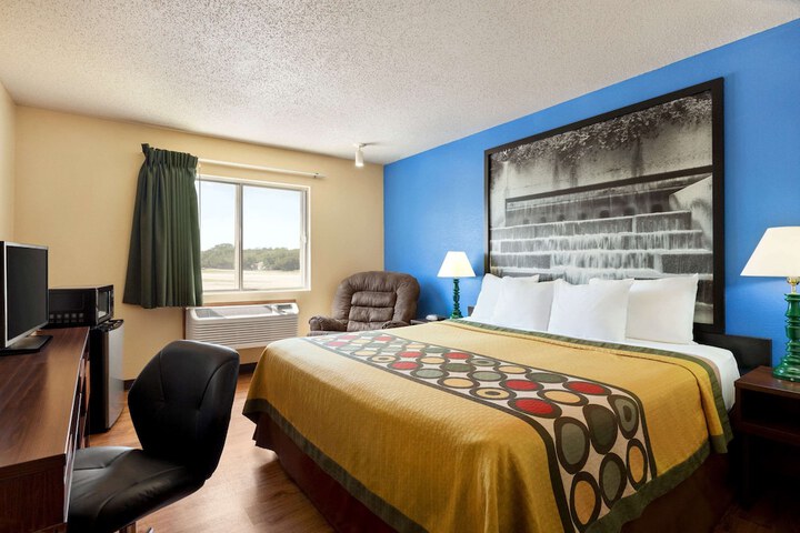 Room 6 of 16