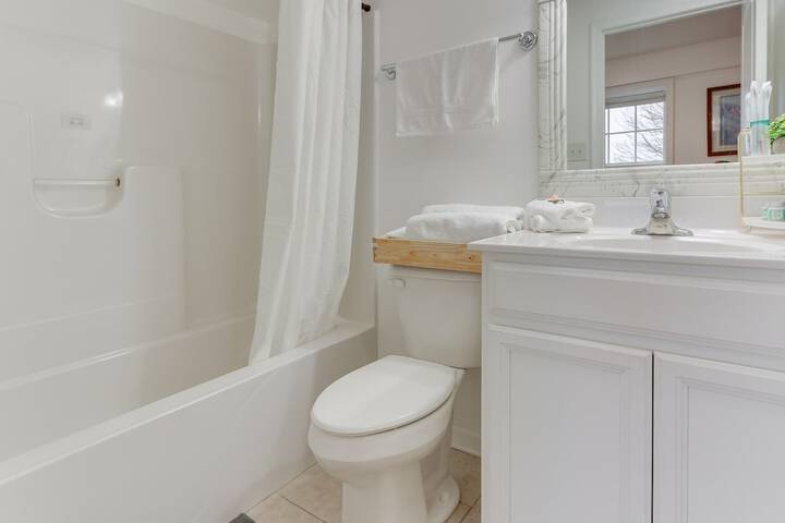 Cozy Inwood Apartment: History Hiking & Wine!
