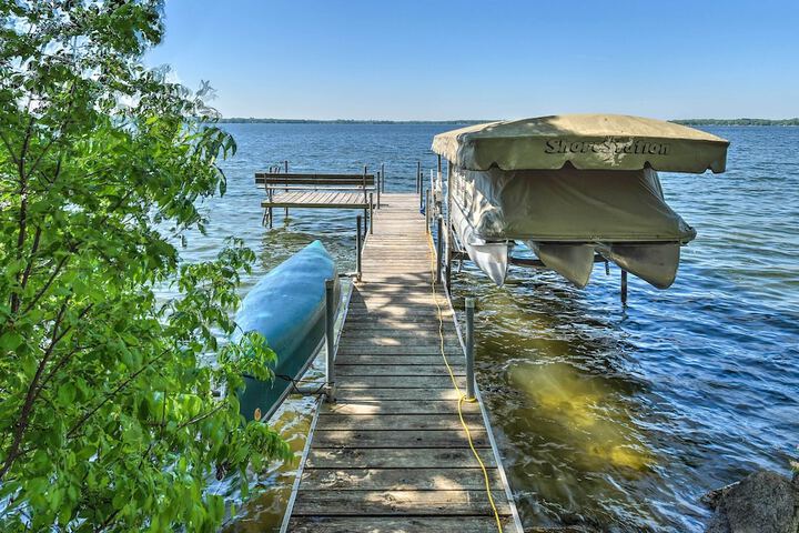 Pet-friendly Family Home Situated on Green Lake!