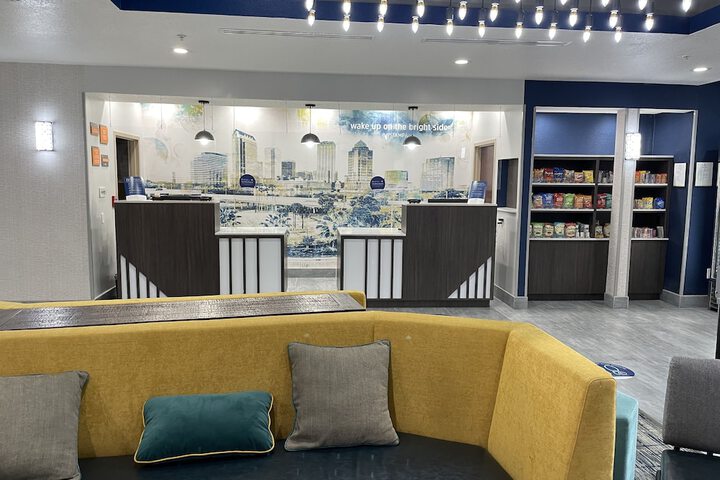 Lounge 54 of 60