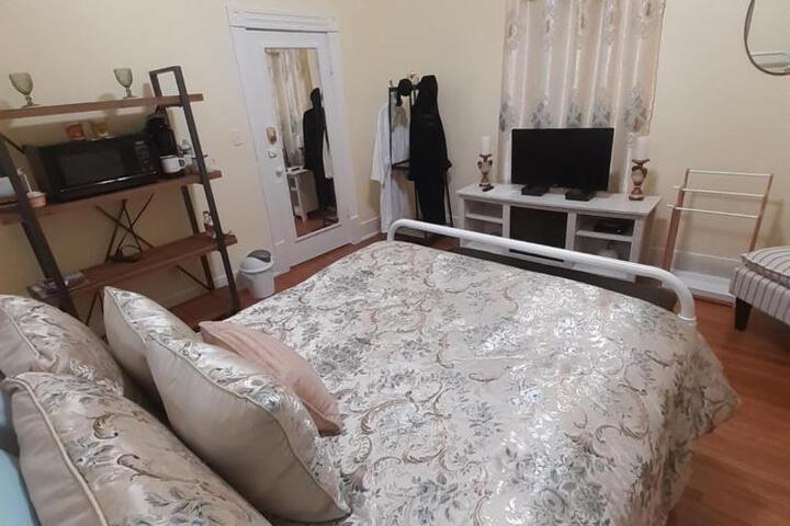 Cozy Turret Room at Nottingham Place in Wise with Plush Queen Bed Private Detached Full Bath