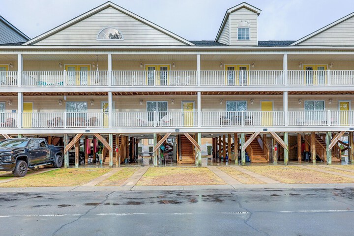 Townhome w / Outdoor Pool & White Lake Access!