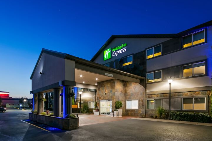Holiday Inn Express & Suites Everett by IHG